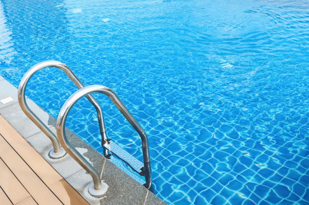 Bord d'une piscine avec échelle
